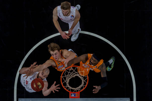 效力多年 效力多年