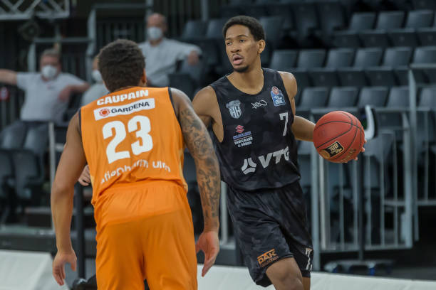 一项高对抗 一项高对抗